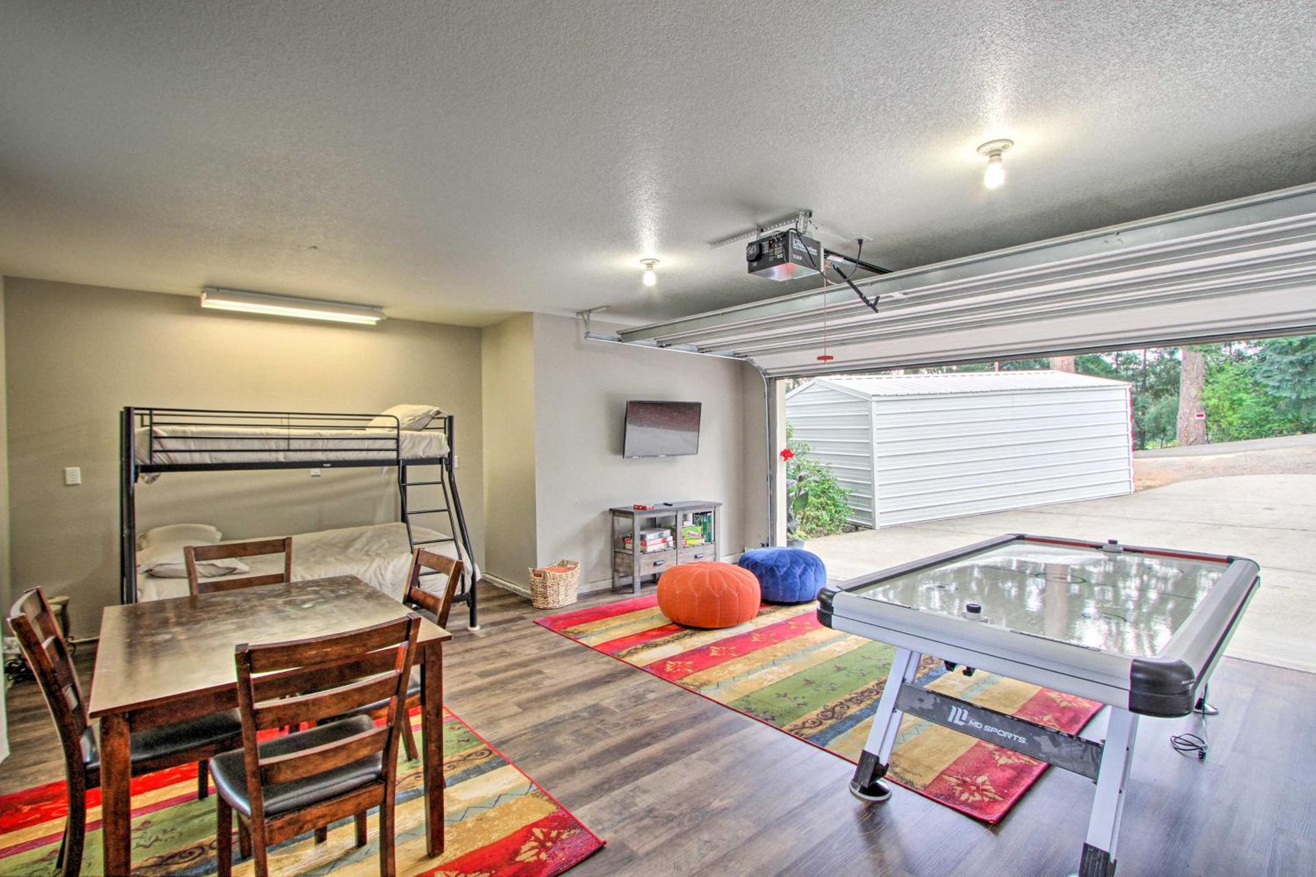 The Peacock House - Waterfront Home with Hot Tub!