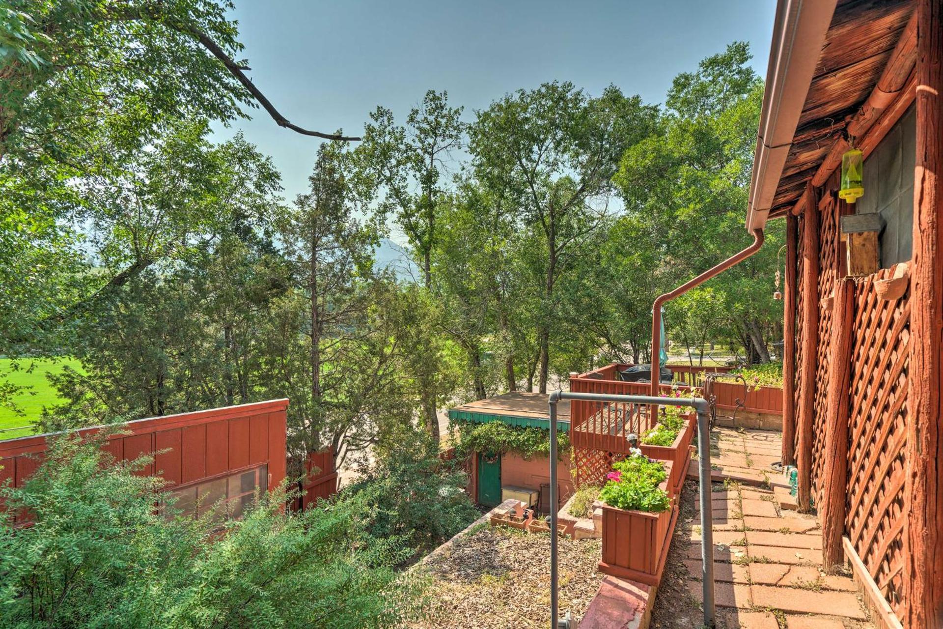 Colorful Bungalow By Pikes PeakandGarden of the Gods