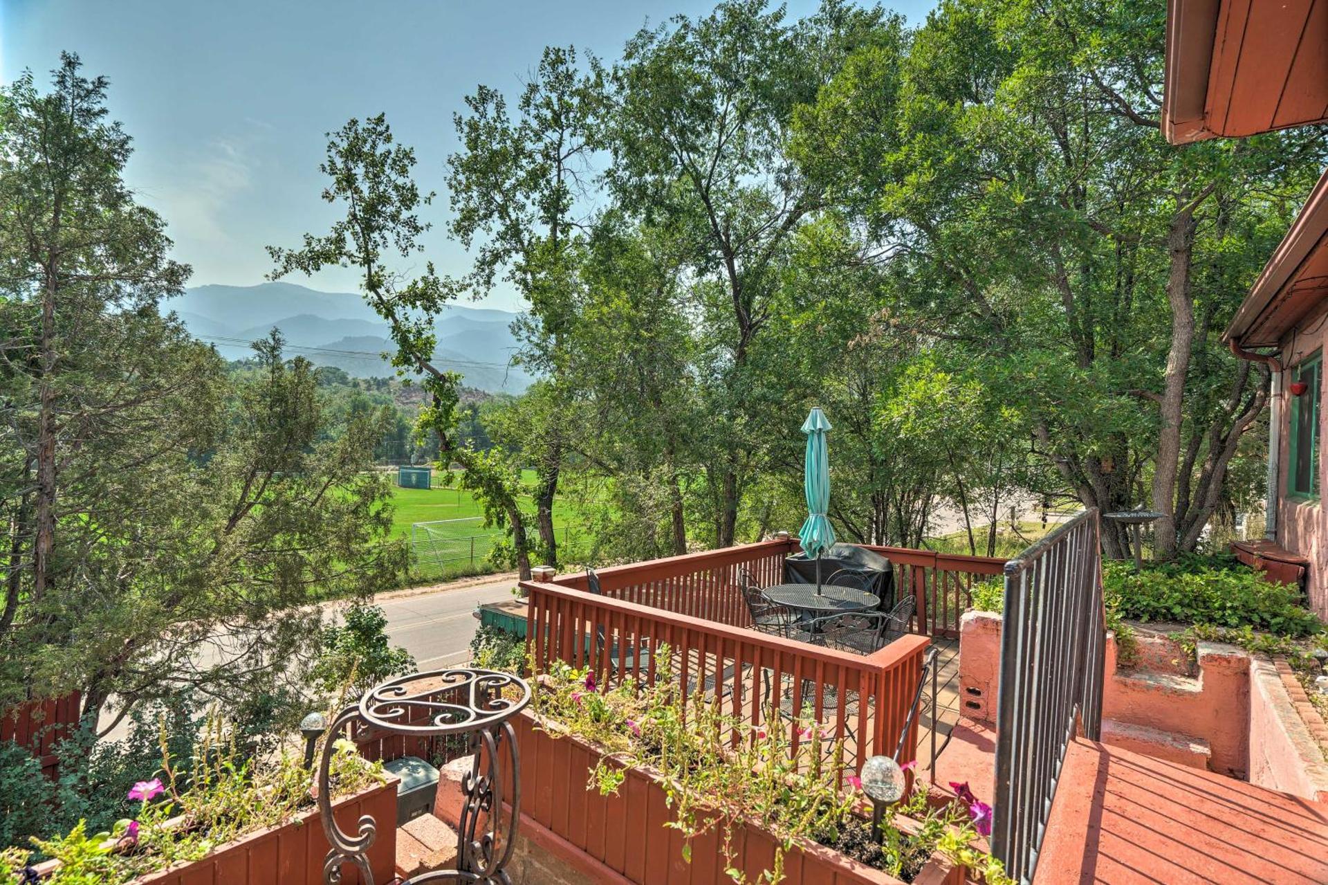 Colorful Bungalow By Pikes PeakandGarden of the Gods