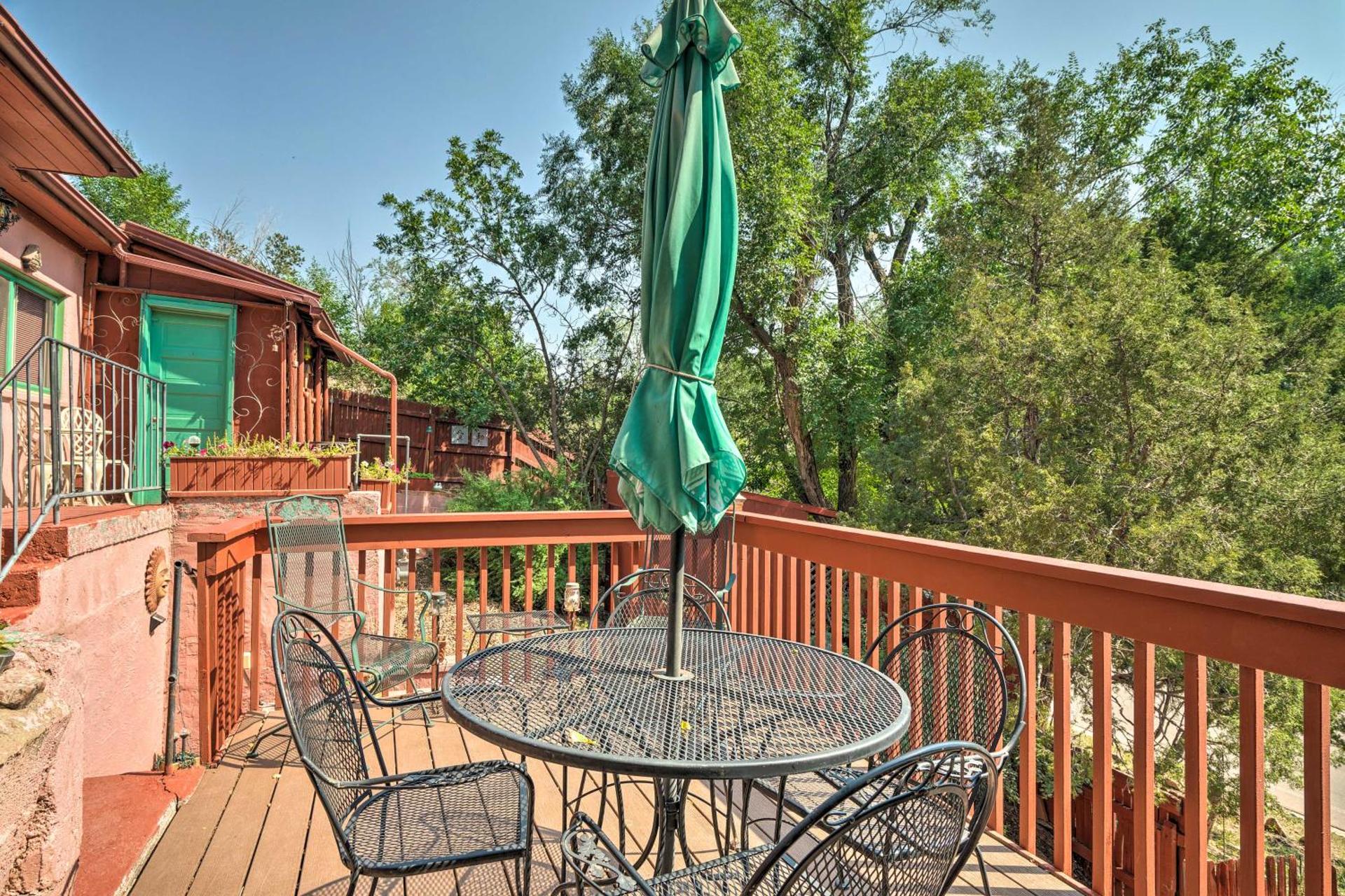 Colorful Bungalow By Pikes PeakandGarden of the Gods