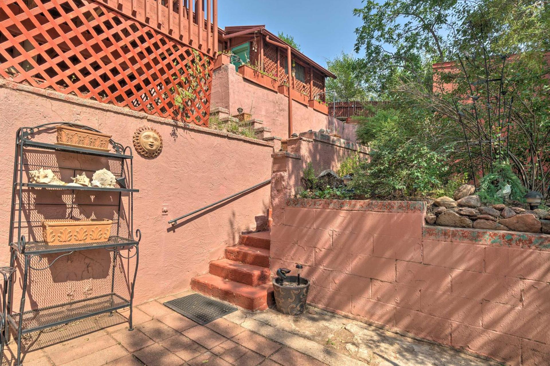 Colorful Bungalow By Pikes PeakandGarden of the Gods