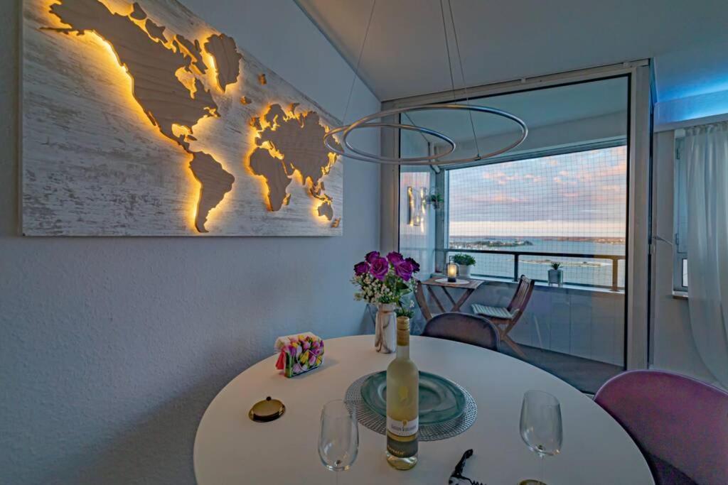 Traumblick! Mitten im Wasser u. doch ganz oben:)