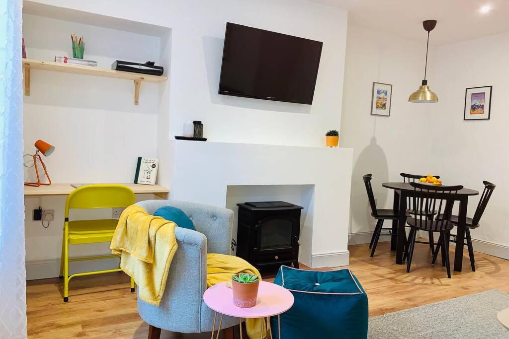 The Nook - A stylish apartment with garden, near the beach