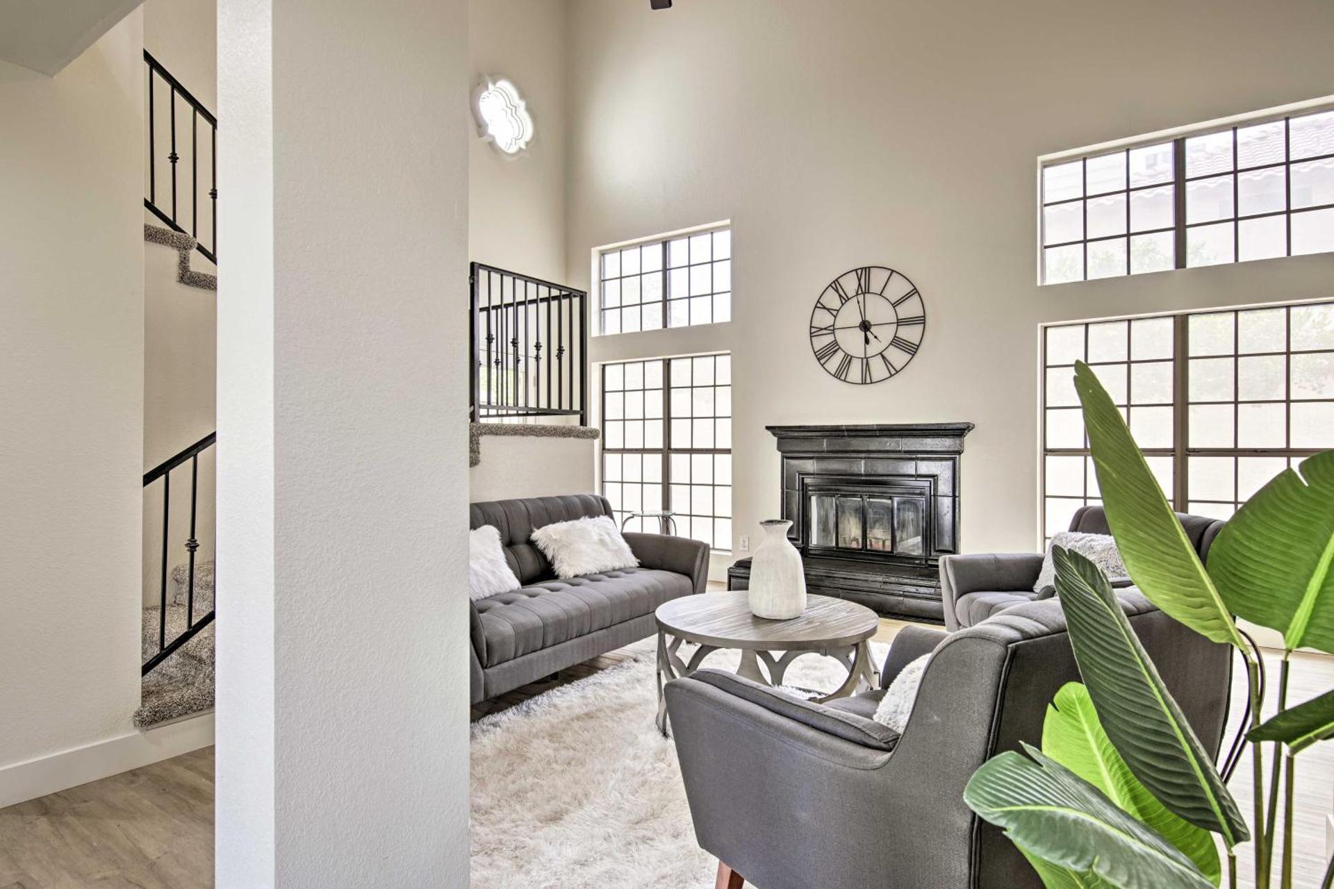 8 mi to Westgate Family-Friendly Glendale Home!