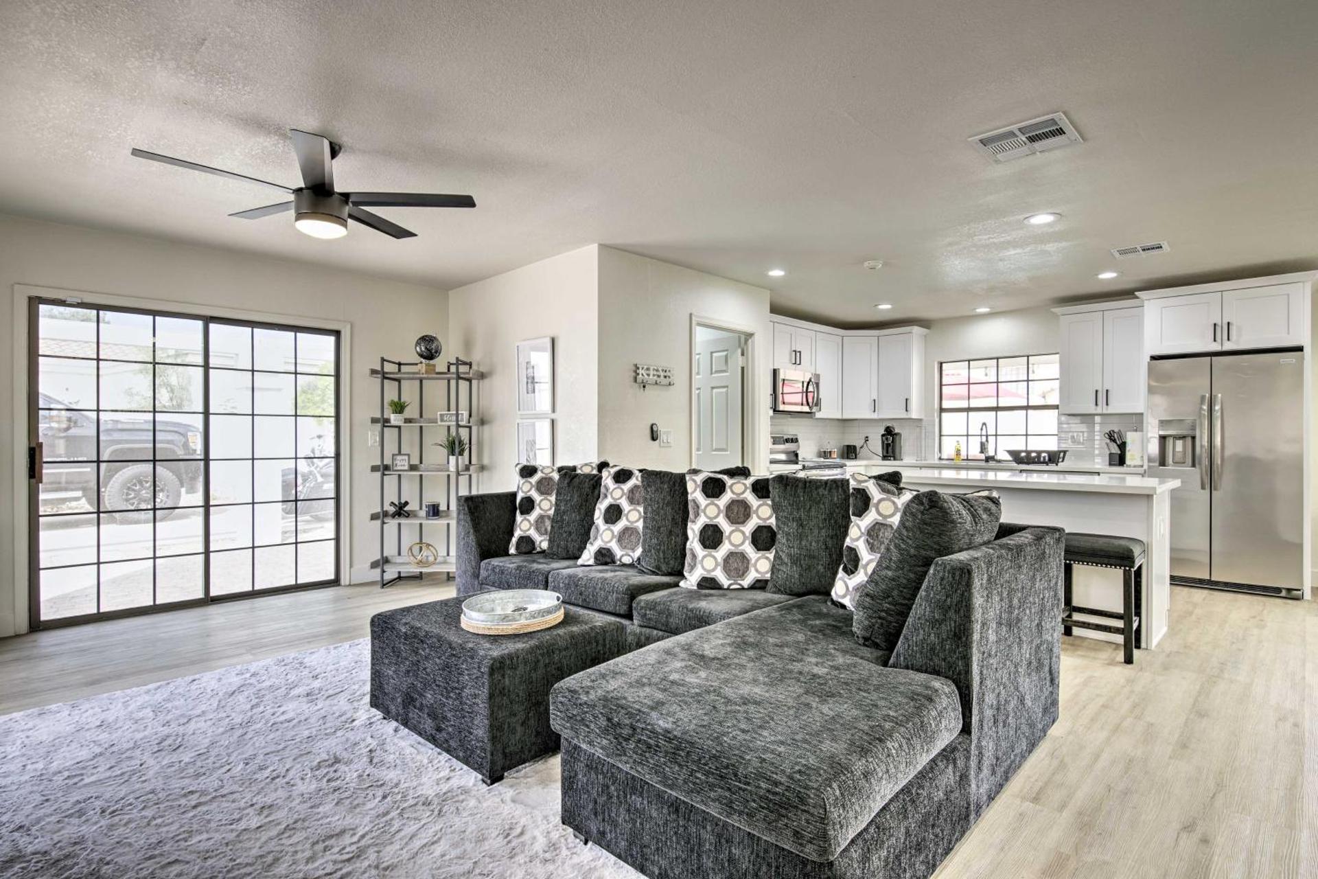 8 mi to Westgate Family-Friendly Glendale Home!