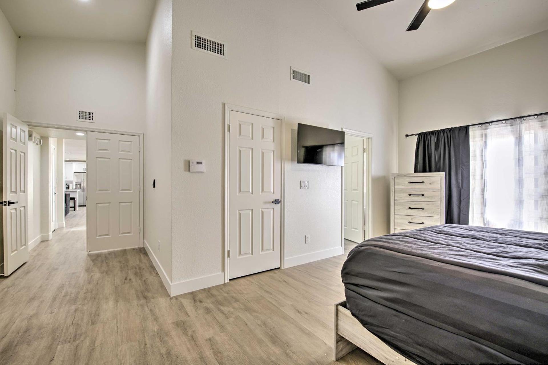 8 mi to Westgate Family-Friendly Glendale Home!