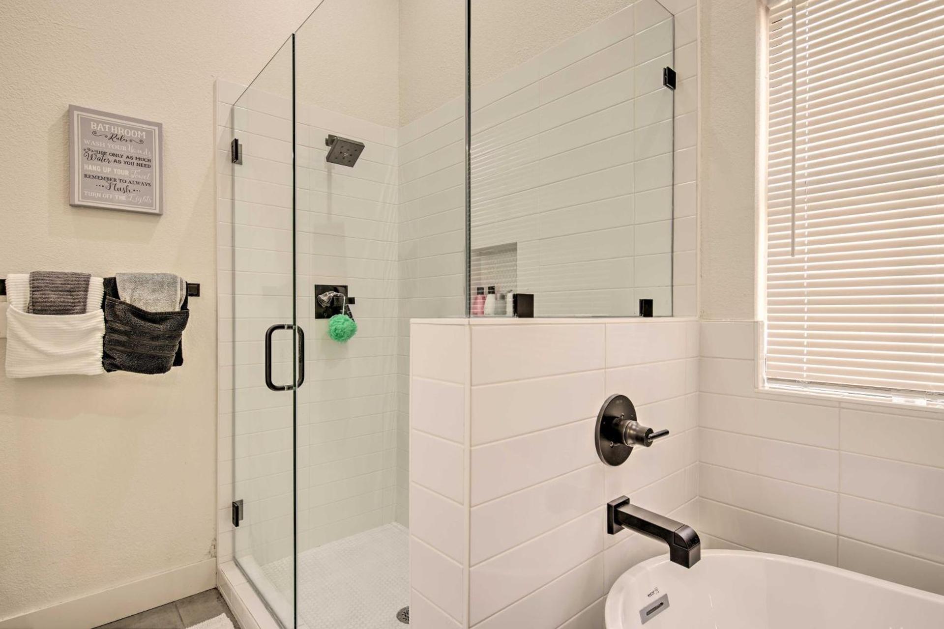 8 mi to Westgate Family-Friendly Glendale Home!