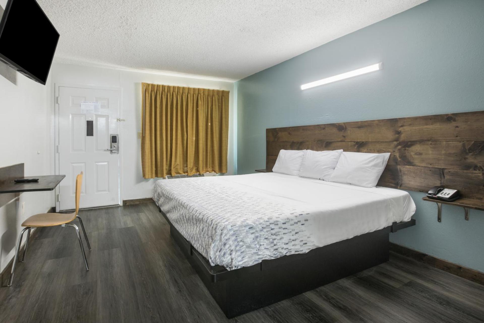 1 King Bed Non Smoking