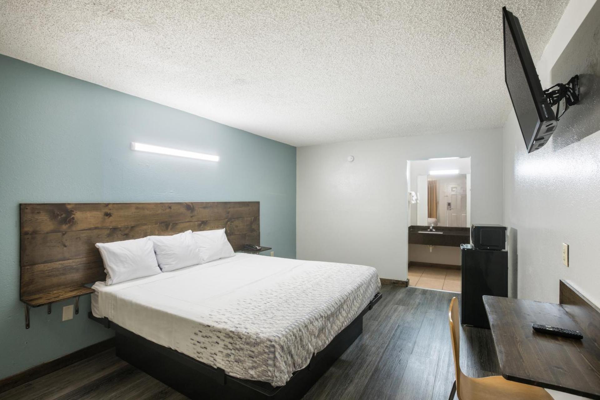 1 King Bed Non Smoking