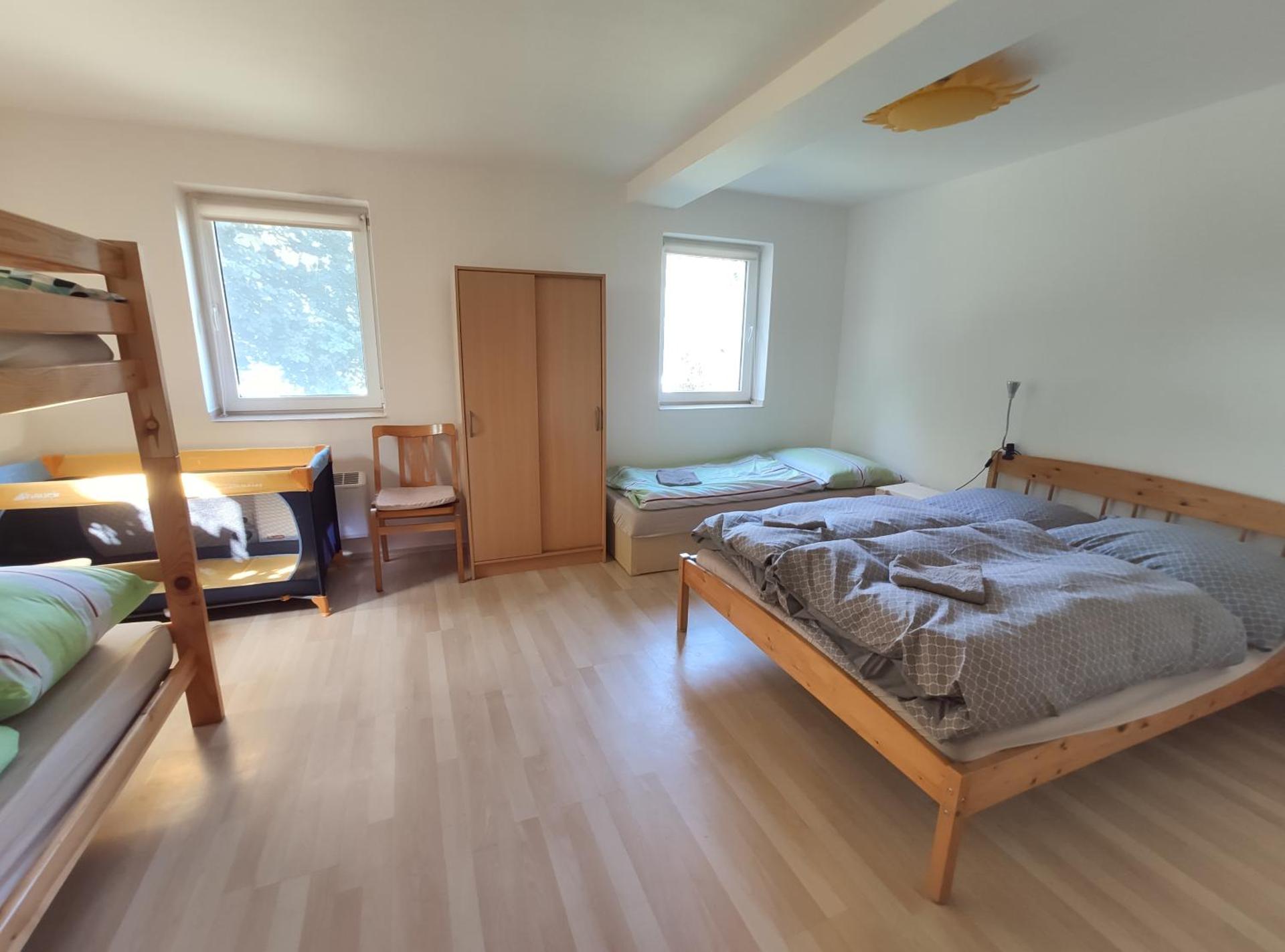 Apartmán Hulín, Chrášťany - bílý