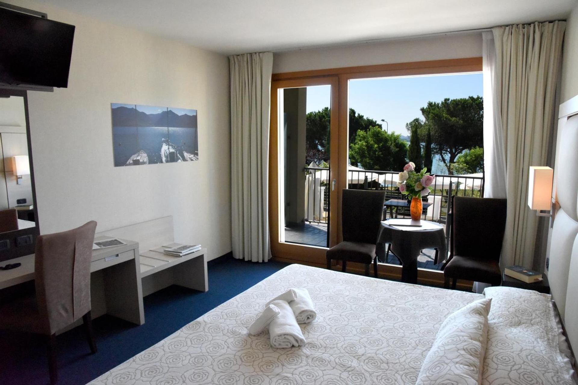 Deluxe Double or Twin Room with Lake View