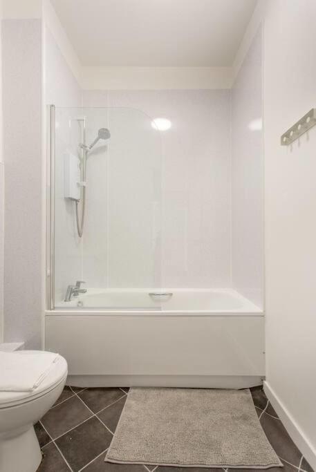 Modern & bright 1 bed for 4 close to city centre!