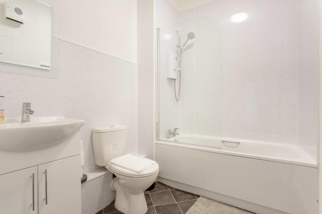 Modern & bright 1 bed for 4 close to city centre!