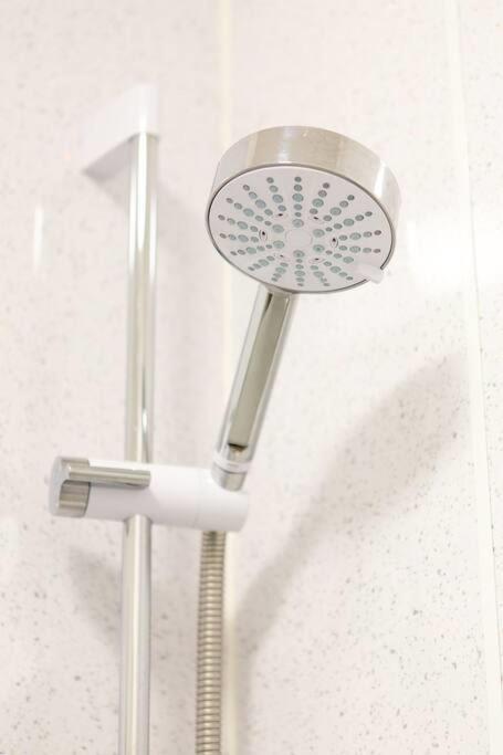 Modern & bright 1 bed for 4 close to city centre!