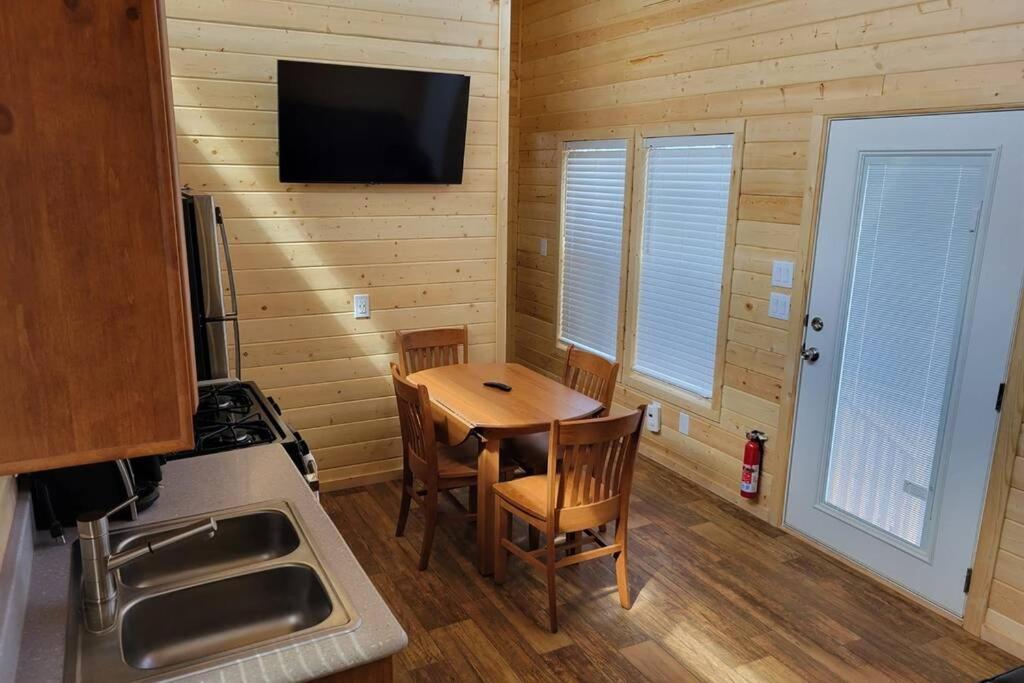 076 Tiny Home nr Grand Canyon South Rim Sleeps 8