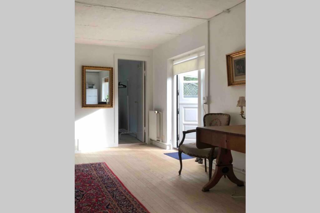 AppleFlower Farm retro apartment