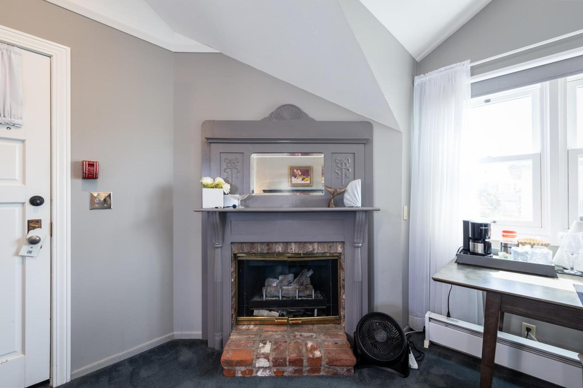 Nantucket Whale Inn, Half Moon Bay