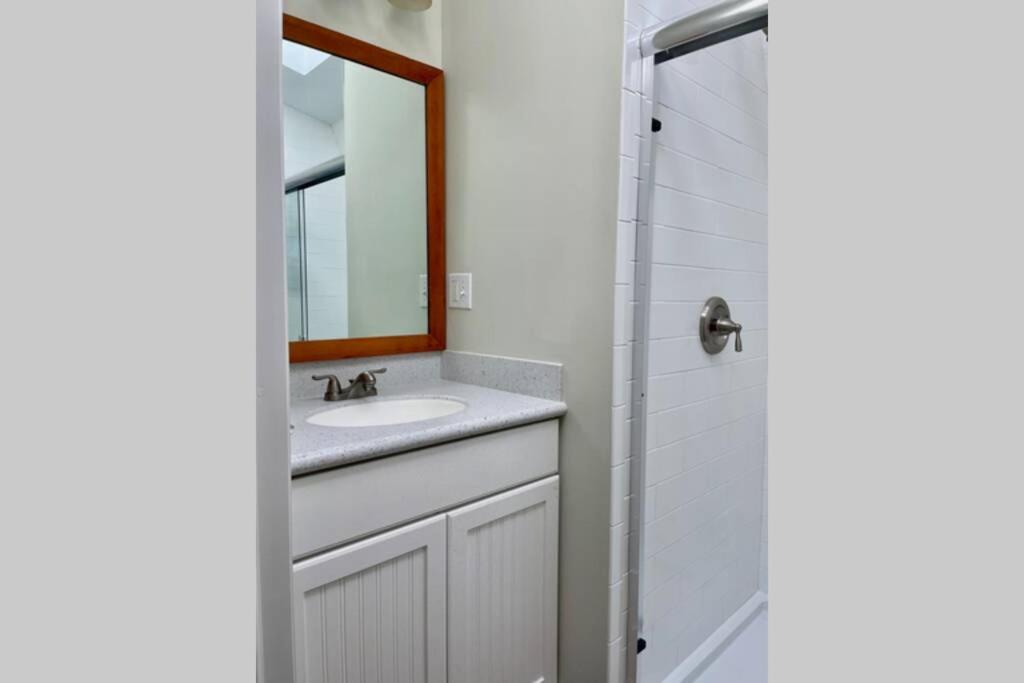 Newly Renovated Carriage House Near Town & Beaches