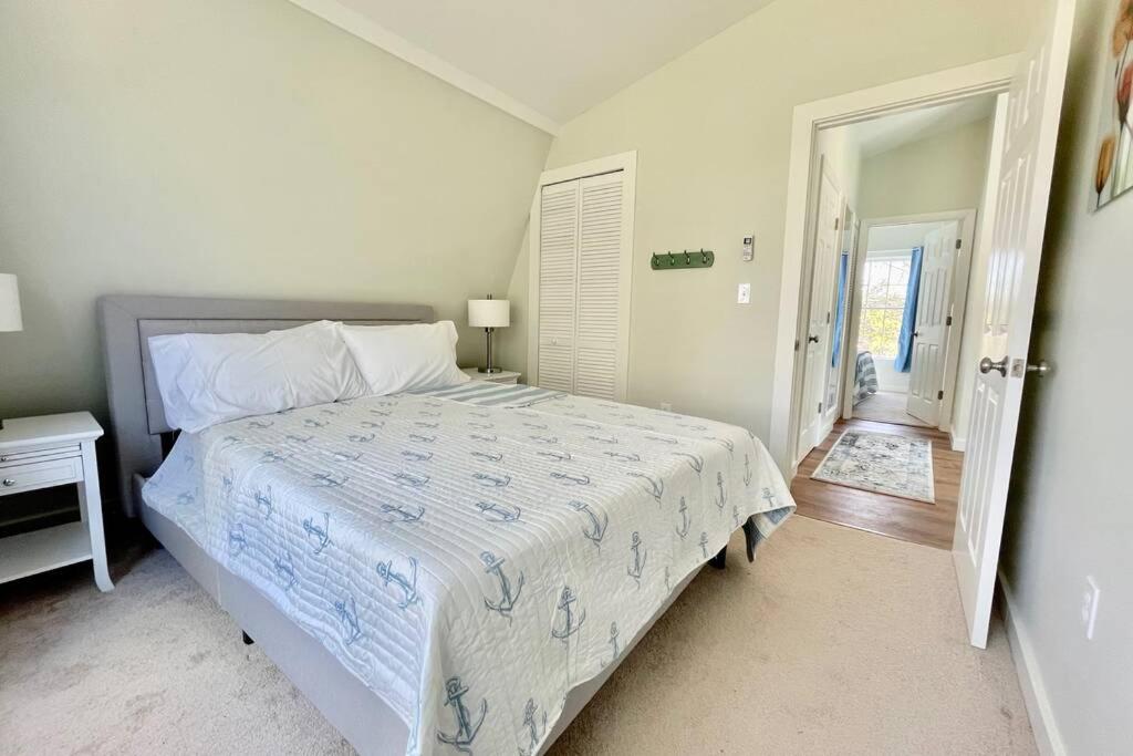Newly Renovated Carriage House Near Town & Beaches