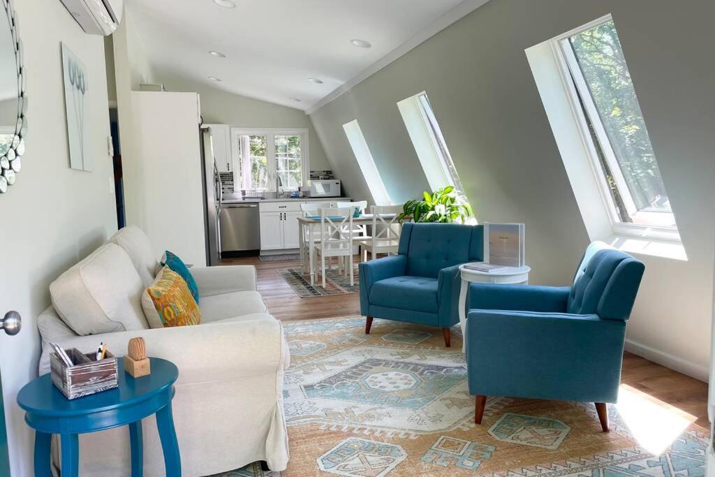 Newly Renovated Carriage House Near Town & Beaches