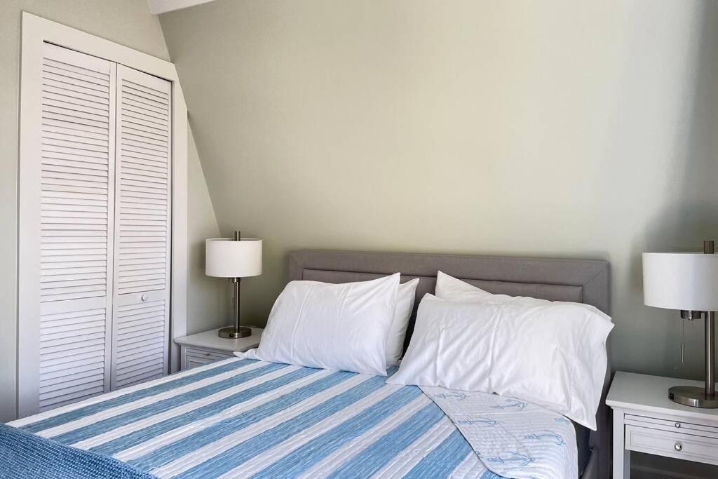 Newly Renovated Carriage House Near Town & Beaches