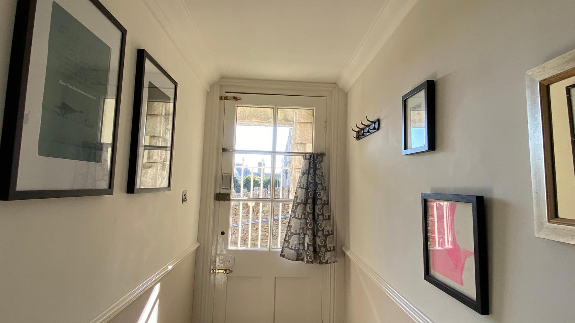 Spacious luxury flat in Swanage, close to beach with parking