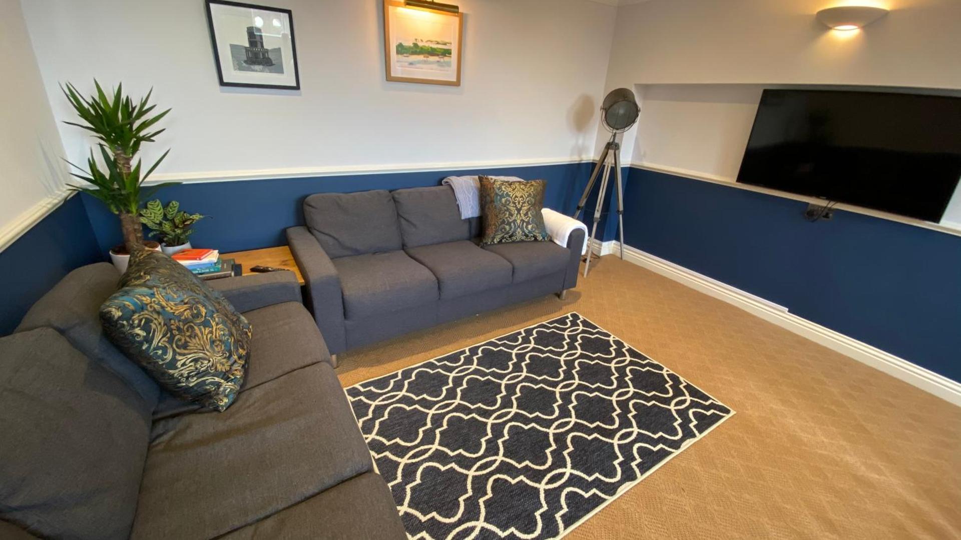 Spacious luxury flat in Swanage, close to beach with parking
