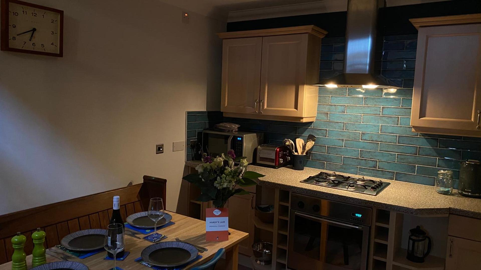 Spacious luxury flat in Swanage, close to beach with parking