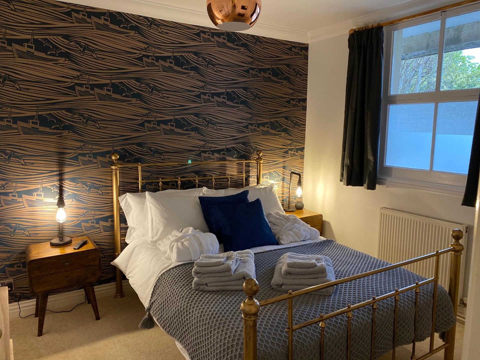 Spacious luxury flat in Swanage, close to beach with parking