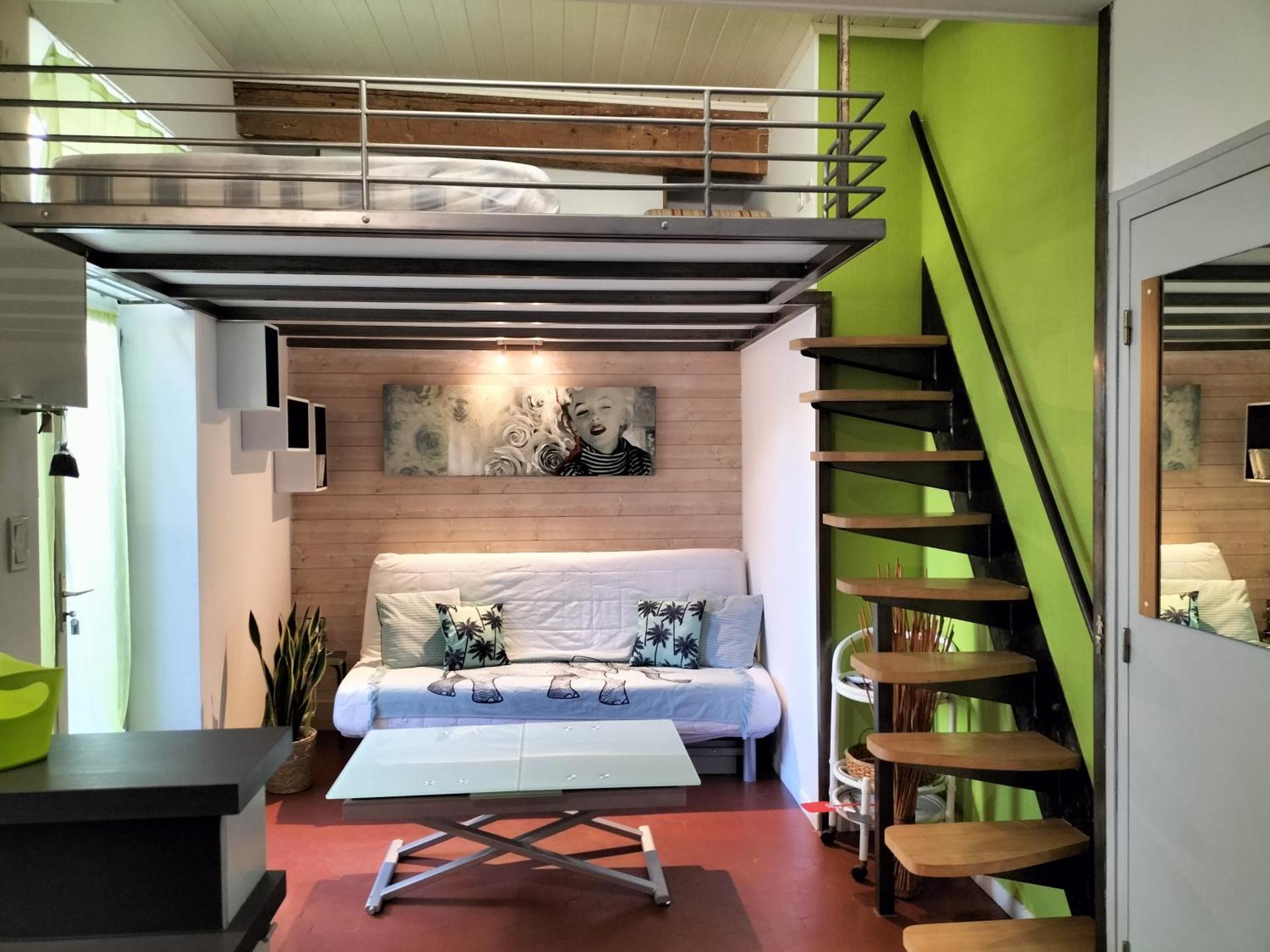 STUDIO CLIMATISE avec MEZZANINE au calme avec terrasse et parking idéalement situé pour tout faire à pied !