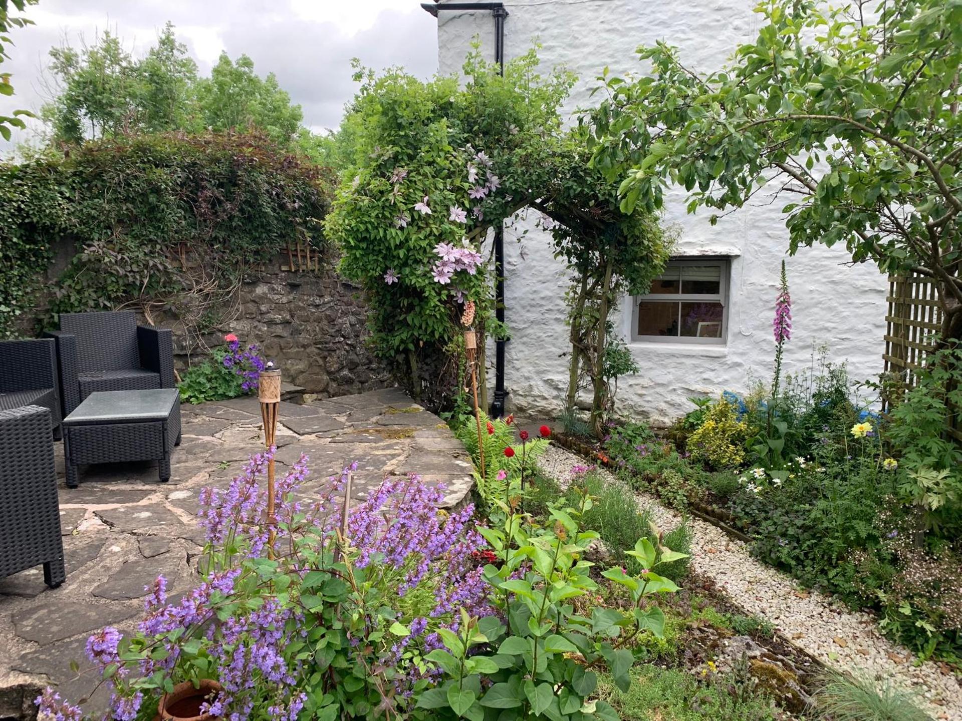 Hannam Cottage, beautiful listed cottage at start of the 3 peaks