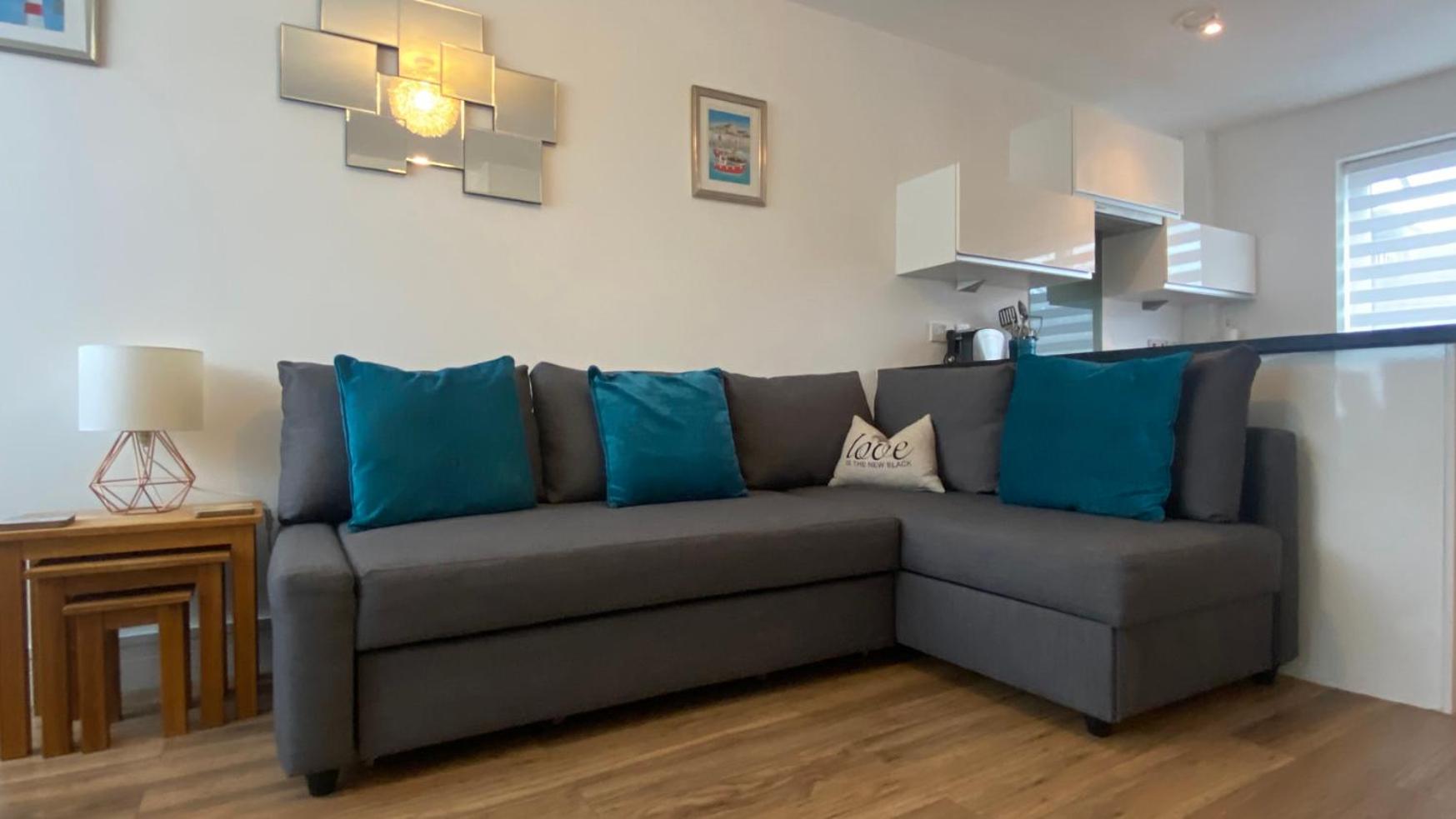 Comfy 2 bed house located at Wareham train station