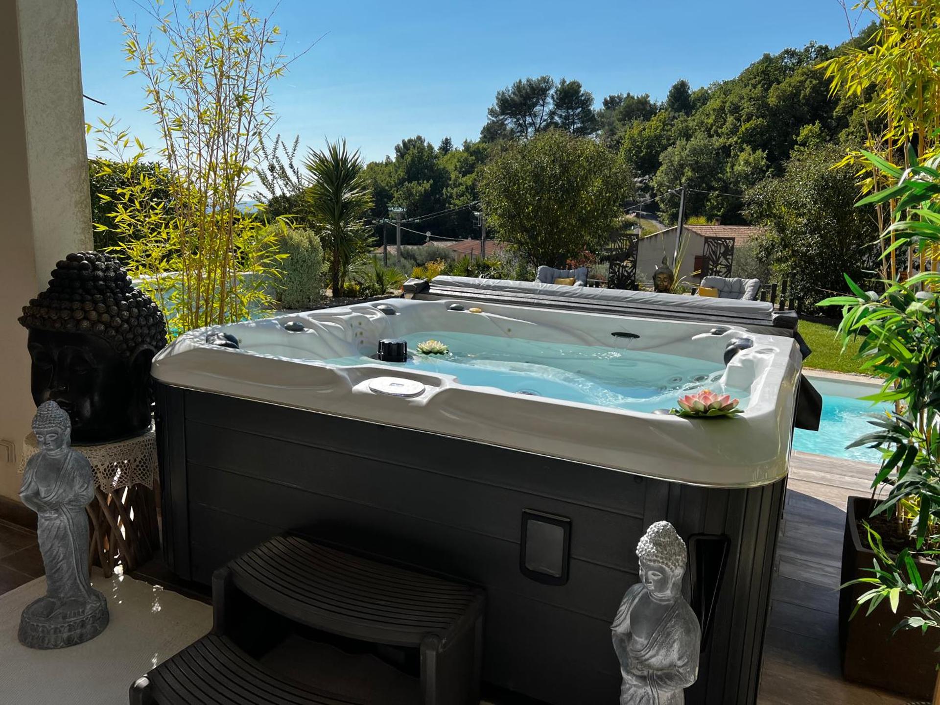 Suite romantique Le temps d'un Instant Loveroom Hammam jacuzzi piscine