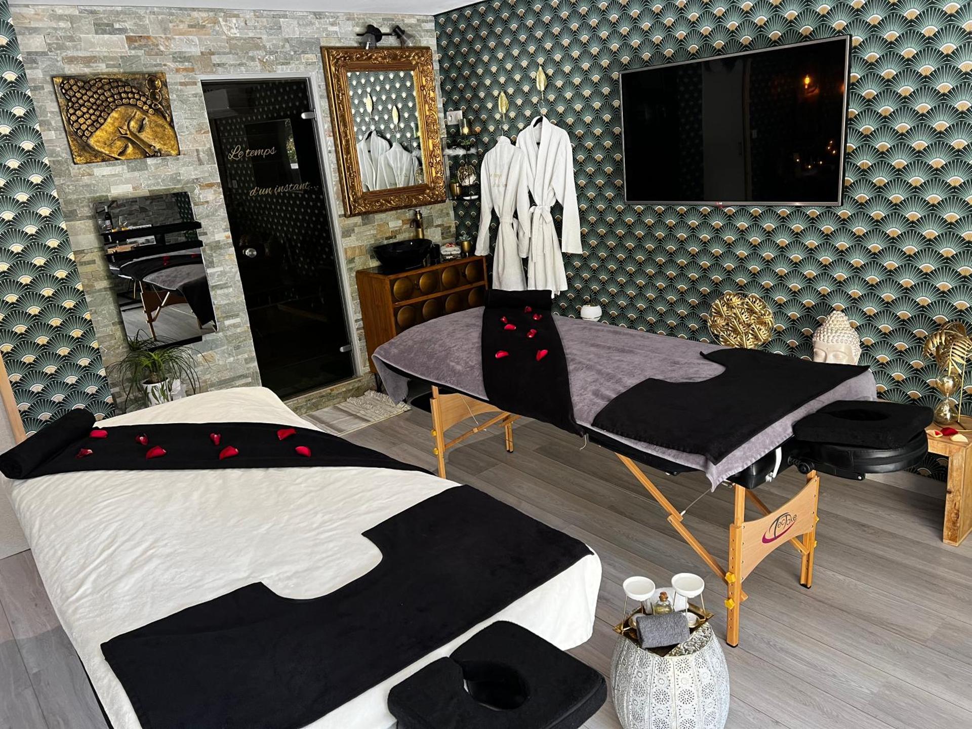 Suite romantique Le temps d'un Instant Loveroom Hammam jacuzzi piscine