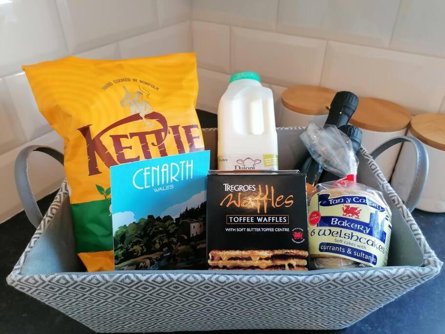 Cottage by the river in Cenarth with fishing and Wifi