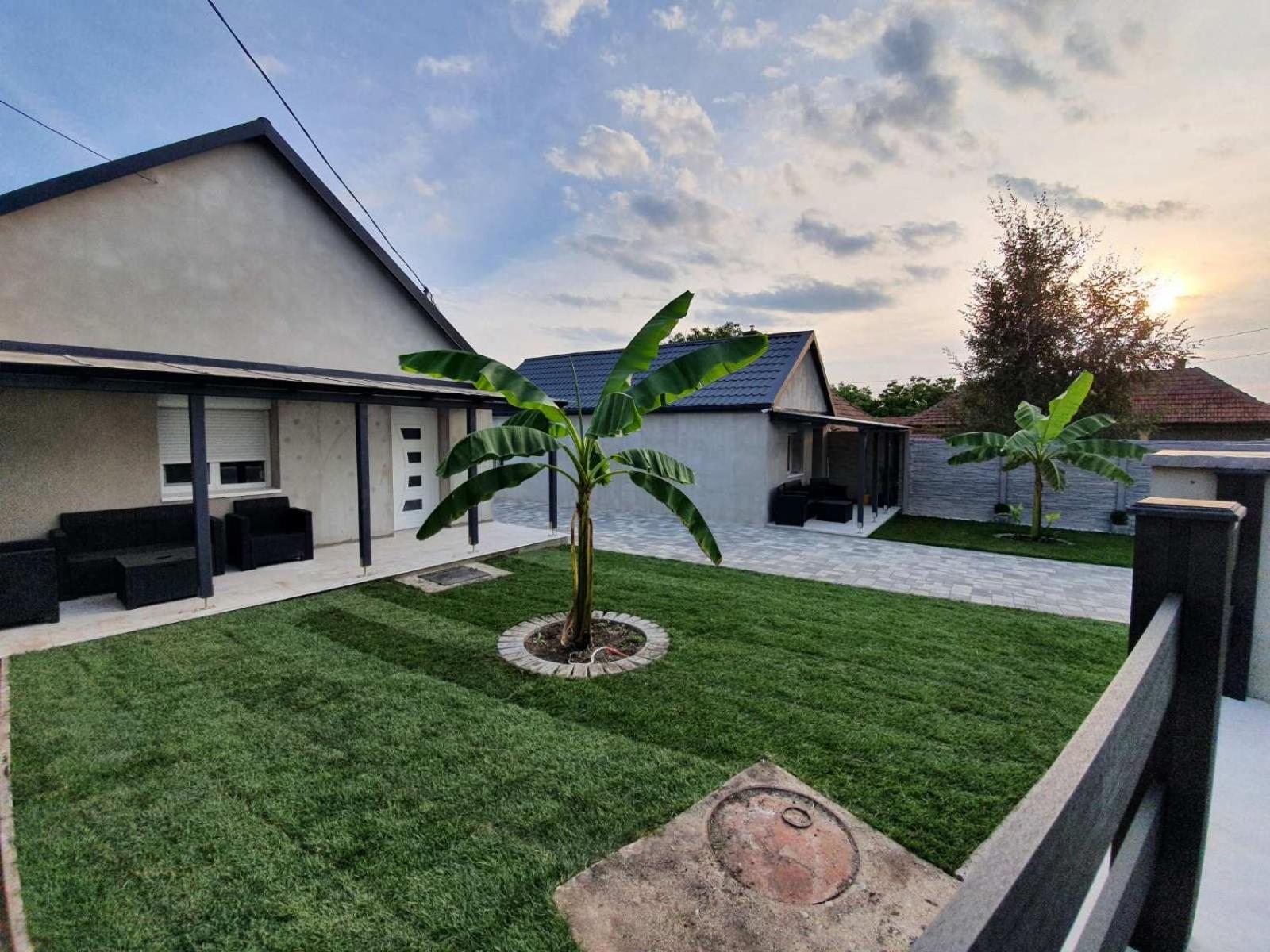 Sunny Garden Apartment