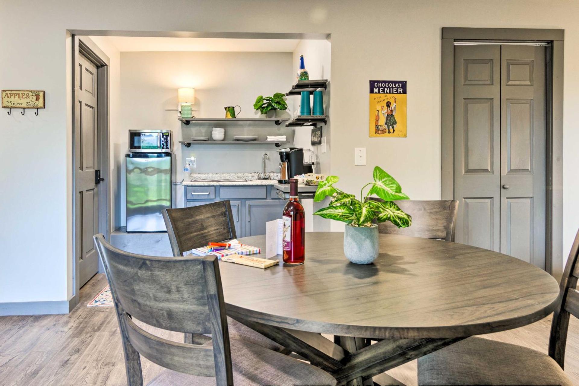 Serene Escape with Mountain Views, Near Dtwn!