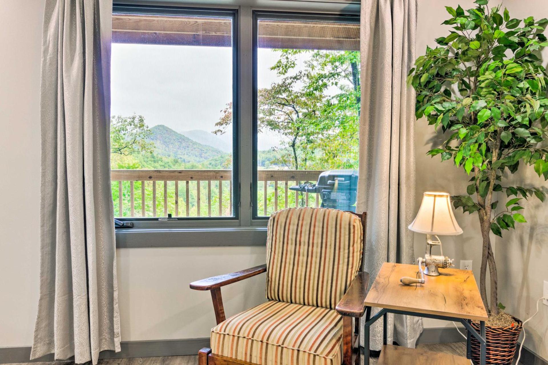 Serene Escape with Mountain Views, Near Dtwn!