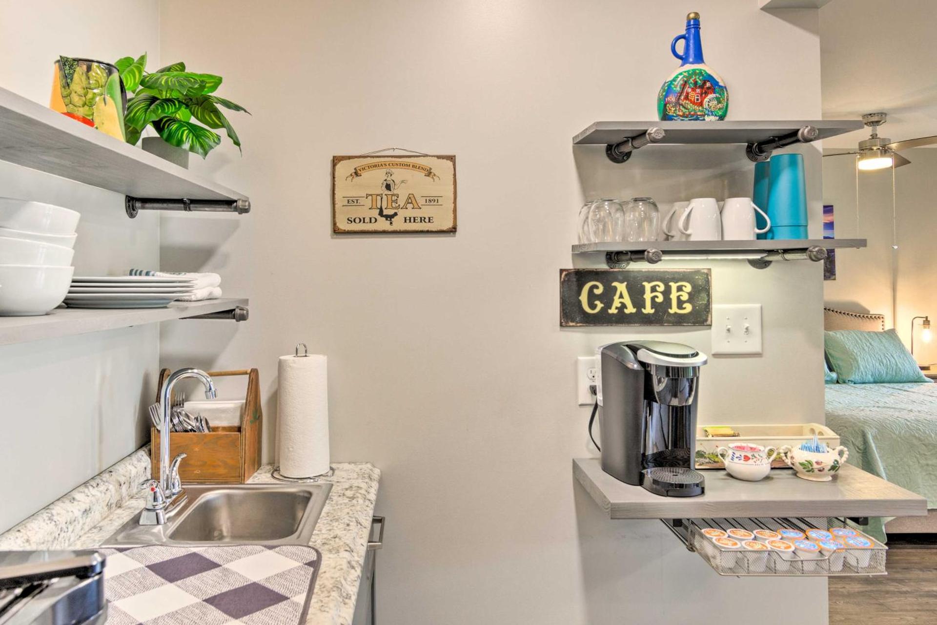 Serene Escape with Mountain Views, Near Dtwn!