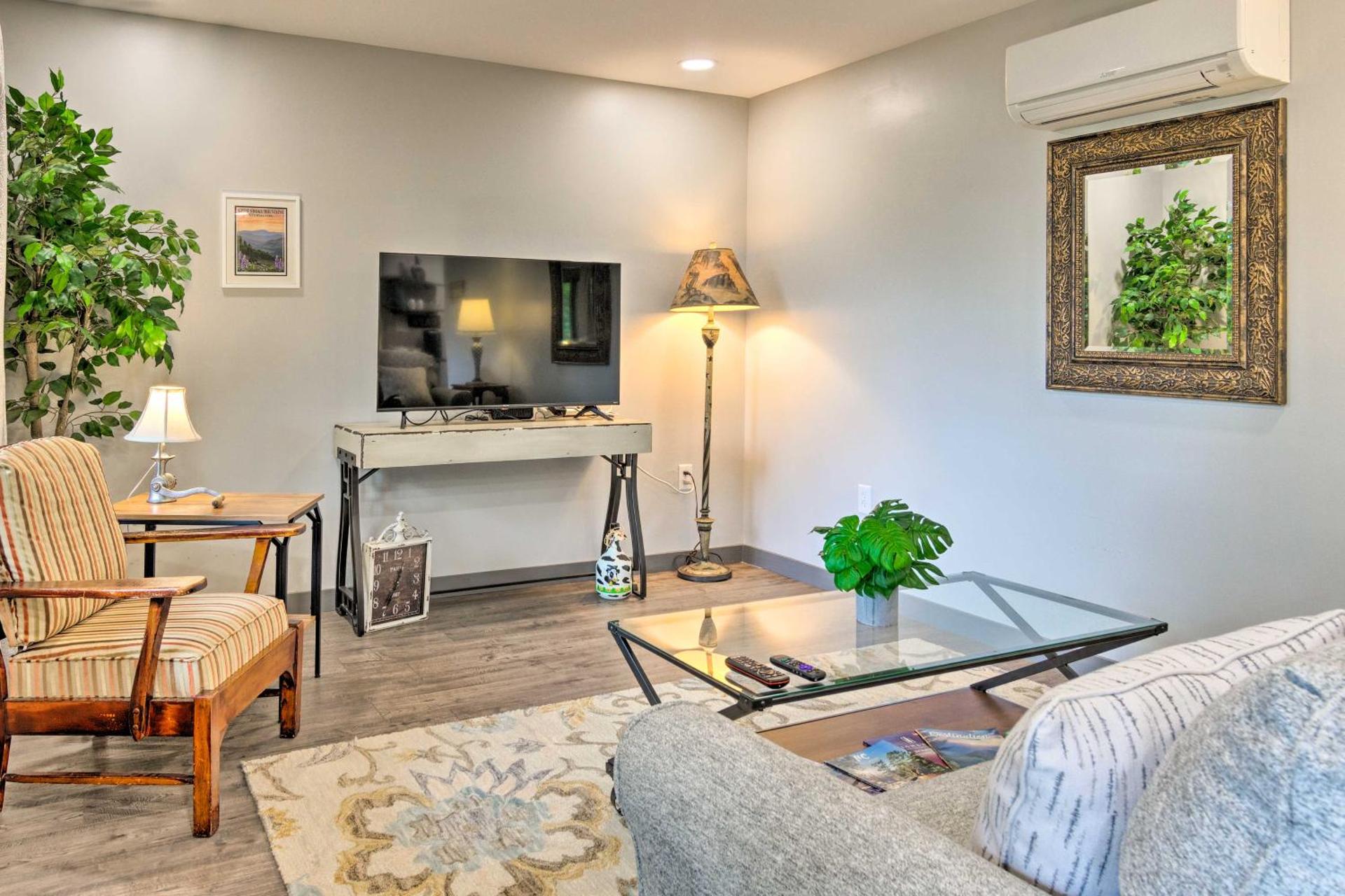 Serene Escape with Mountain Views, Near Dtwn!