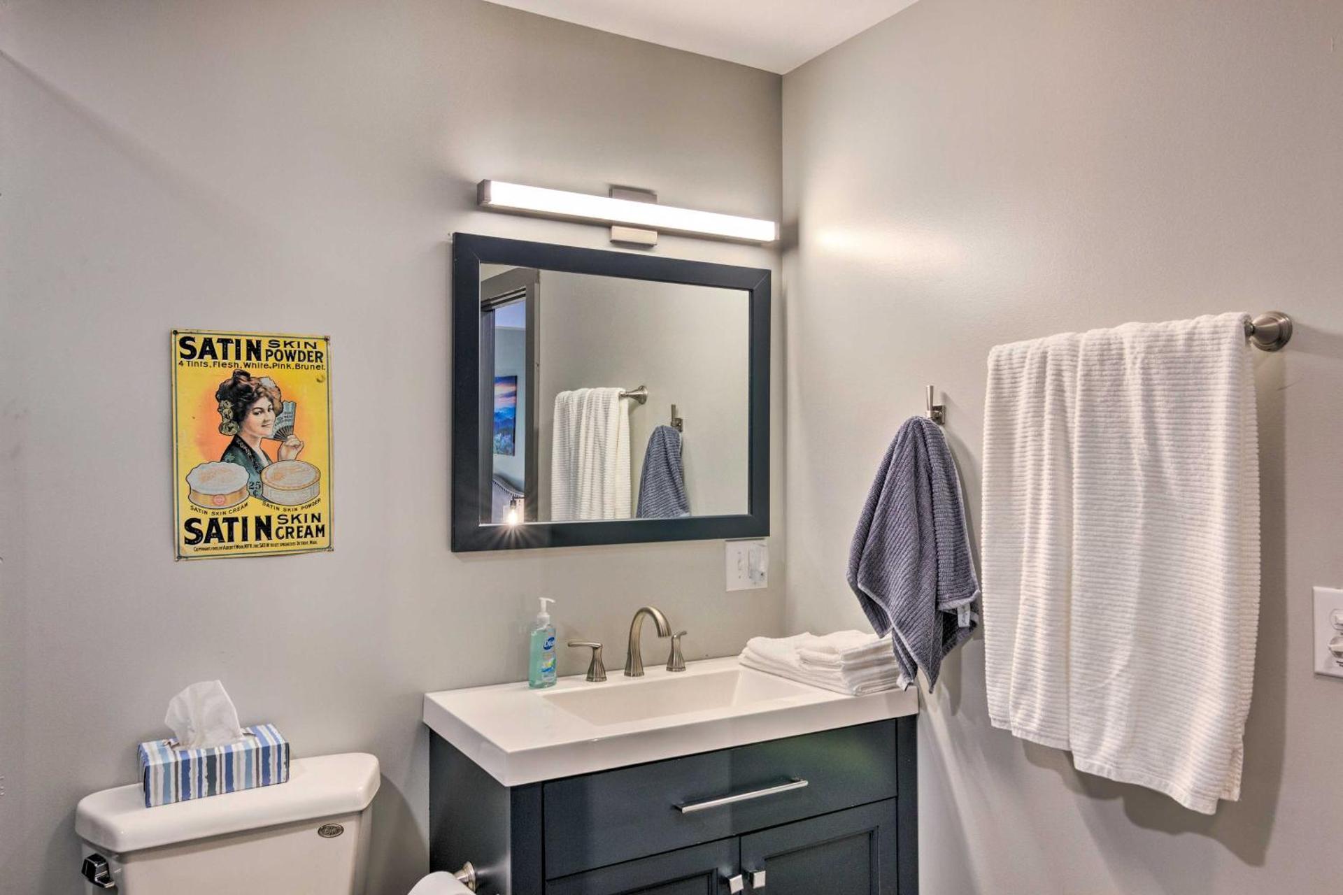 Serene Escape with Mountain Views, Near Dtwn!