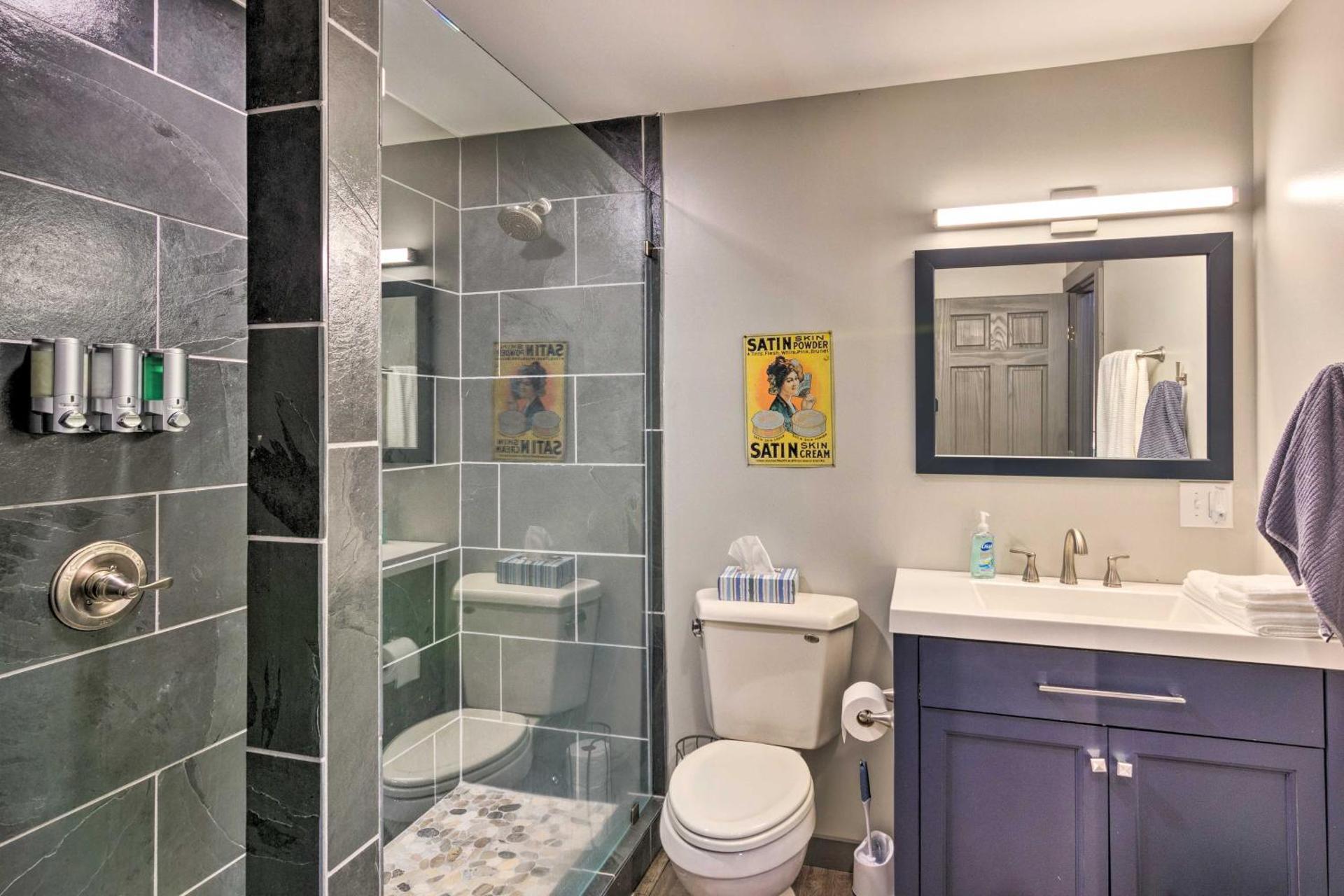 Serene Escape with Mountain Views, Near Dtwn!