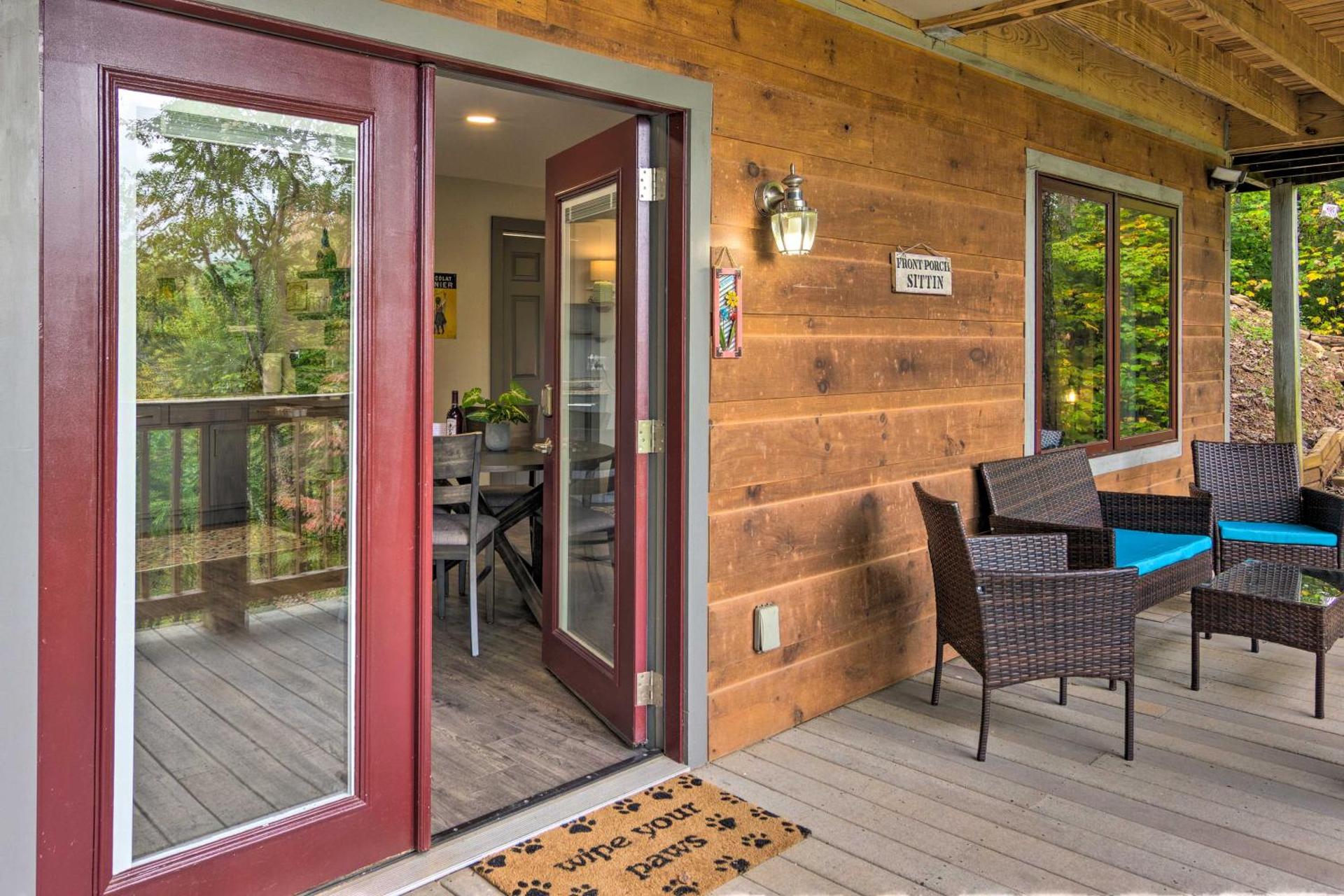 Serene Escape with Mountain Views, Near Dtwn!