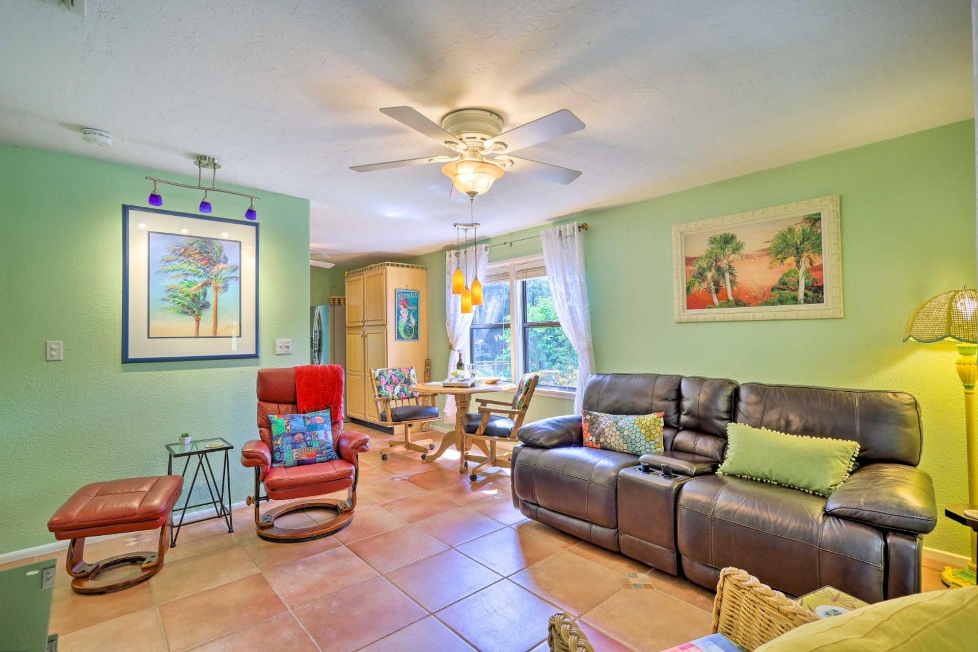 Vibrant Rockledge Home about 2 Mi to Cocoa Village!