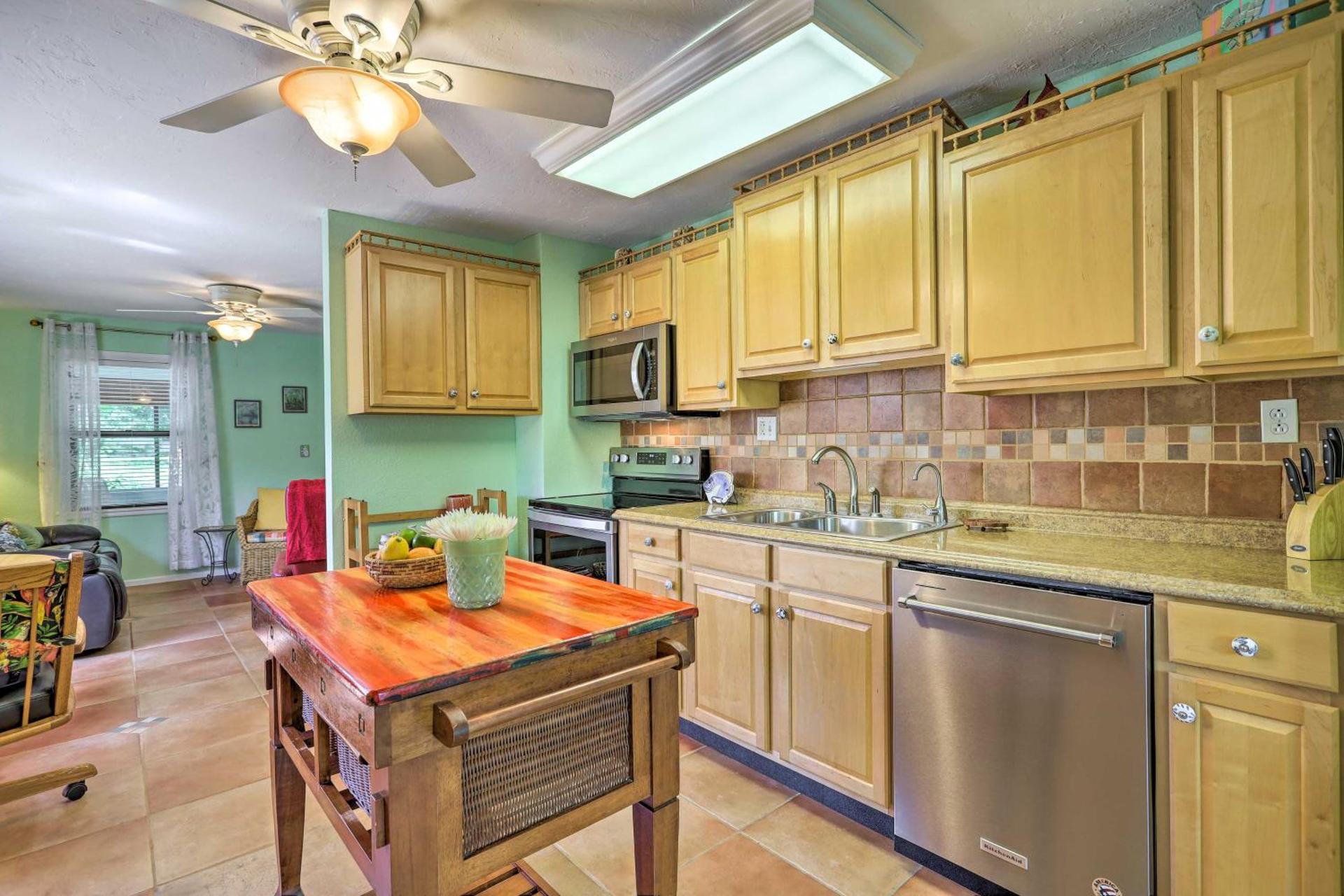 Vibrant Rockledge Home about 2 Mi to Cocoa Village!