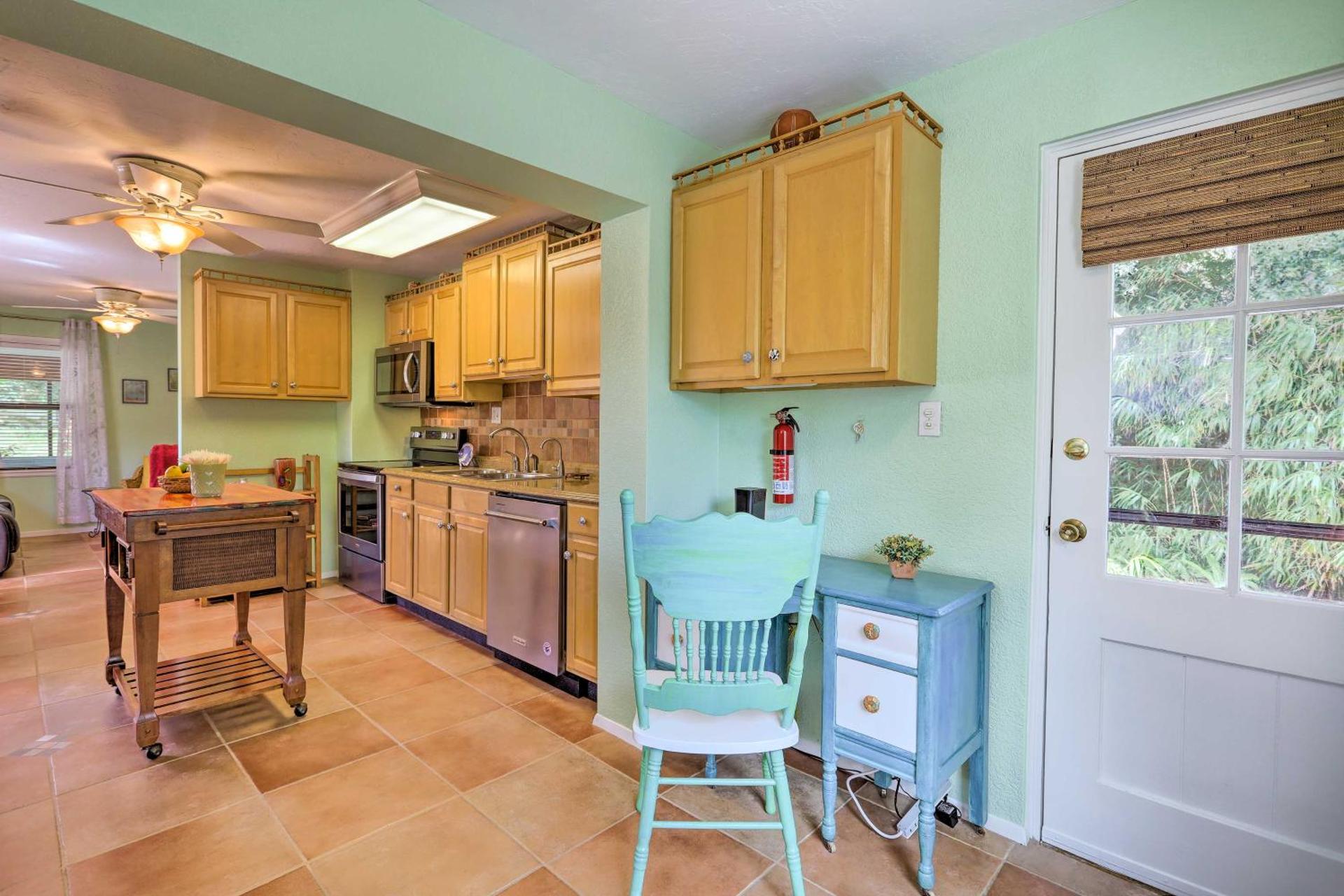Vibrant Rockledge Home about 2 Mi to Cocoa Village!