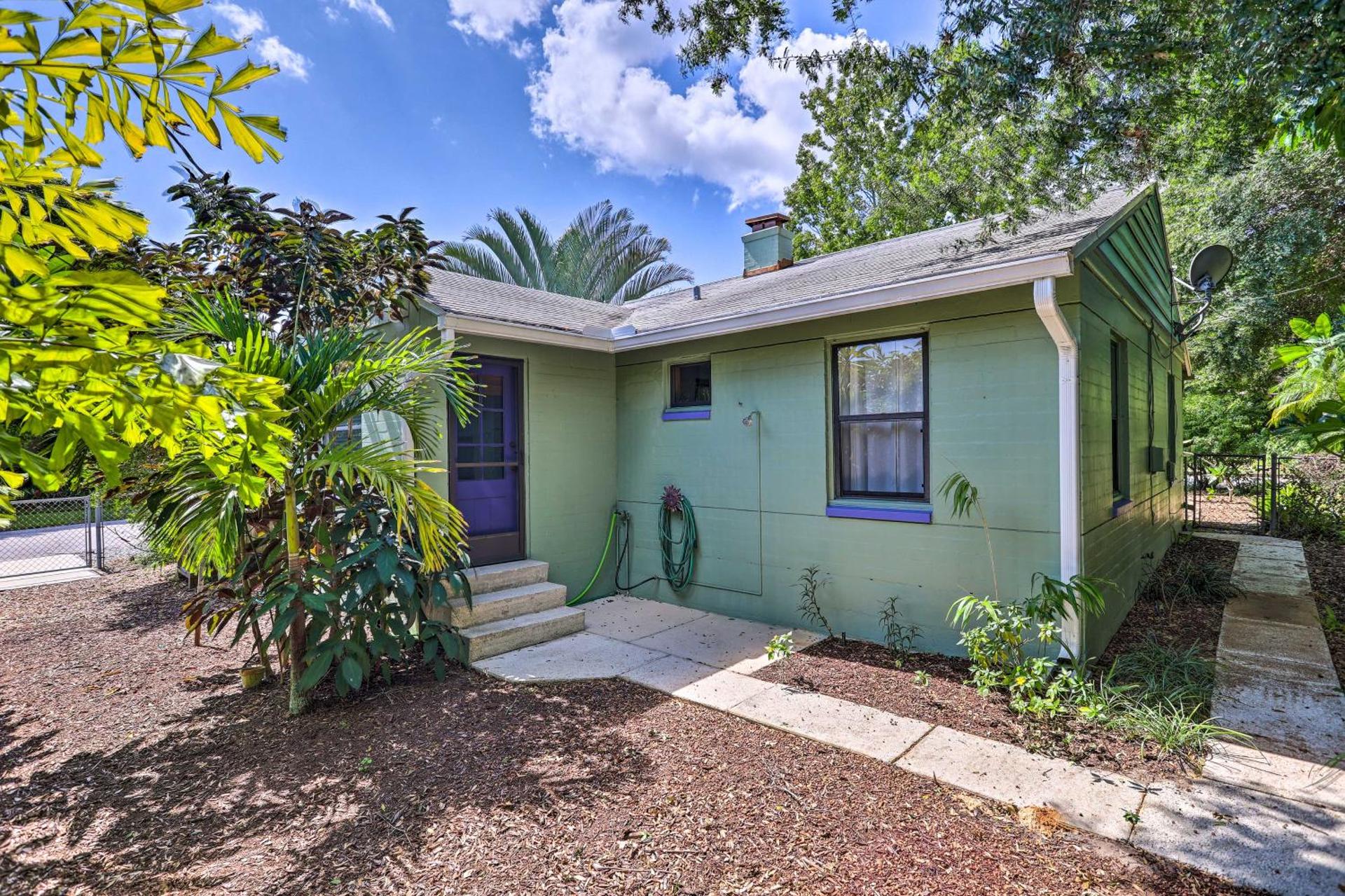 Vibrant Rockledge Home about 2 Mi to Cocoa Village!