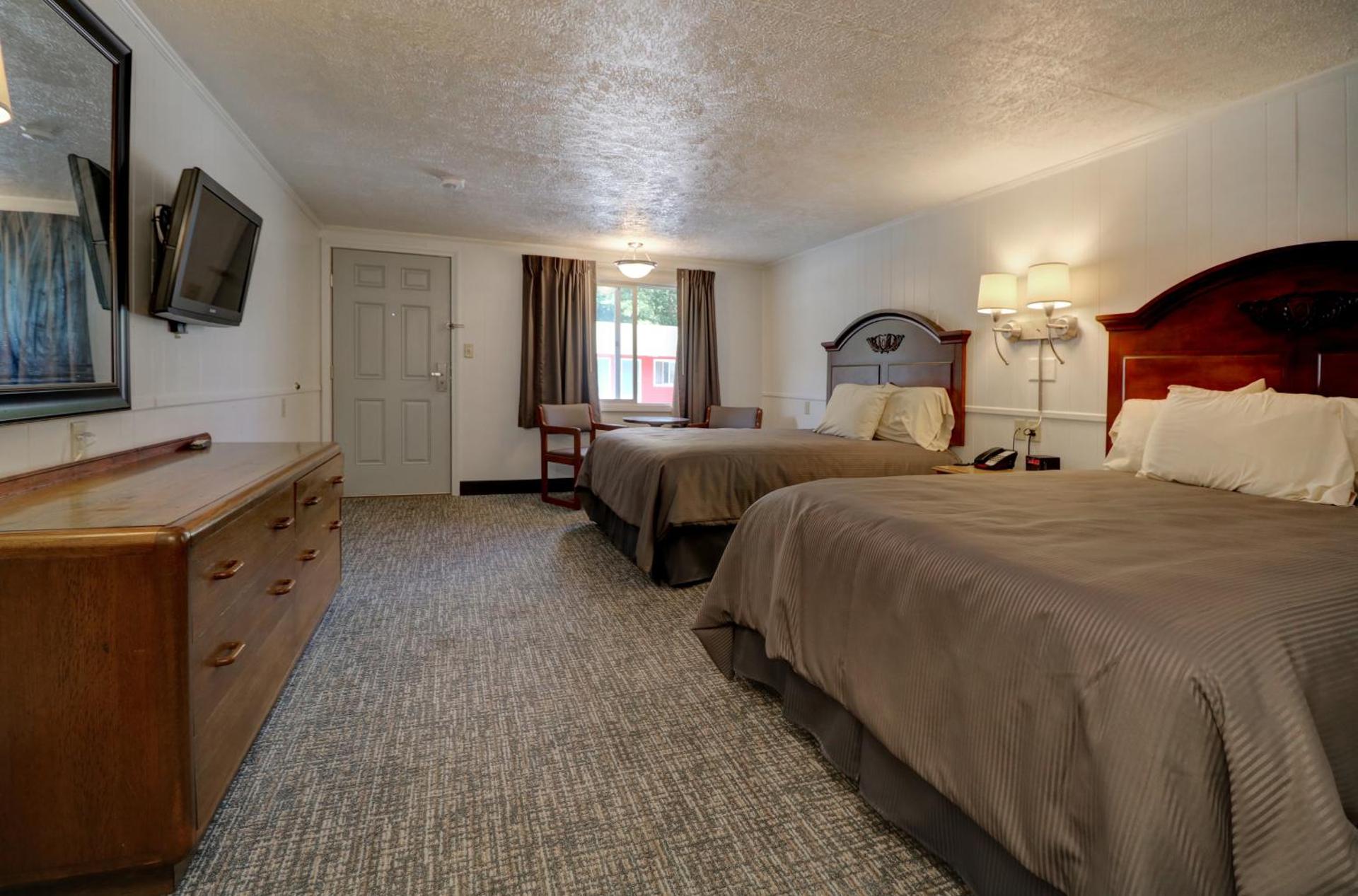 Queen Room with Two Queen Beds - Non-Smoking