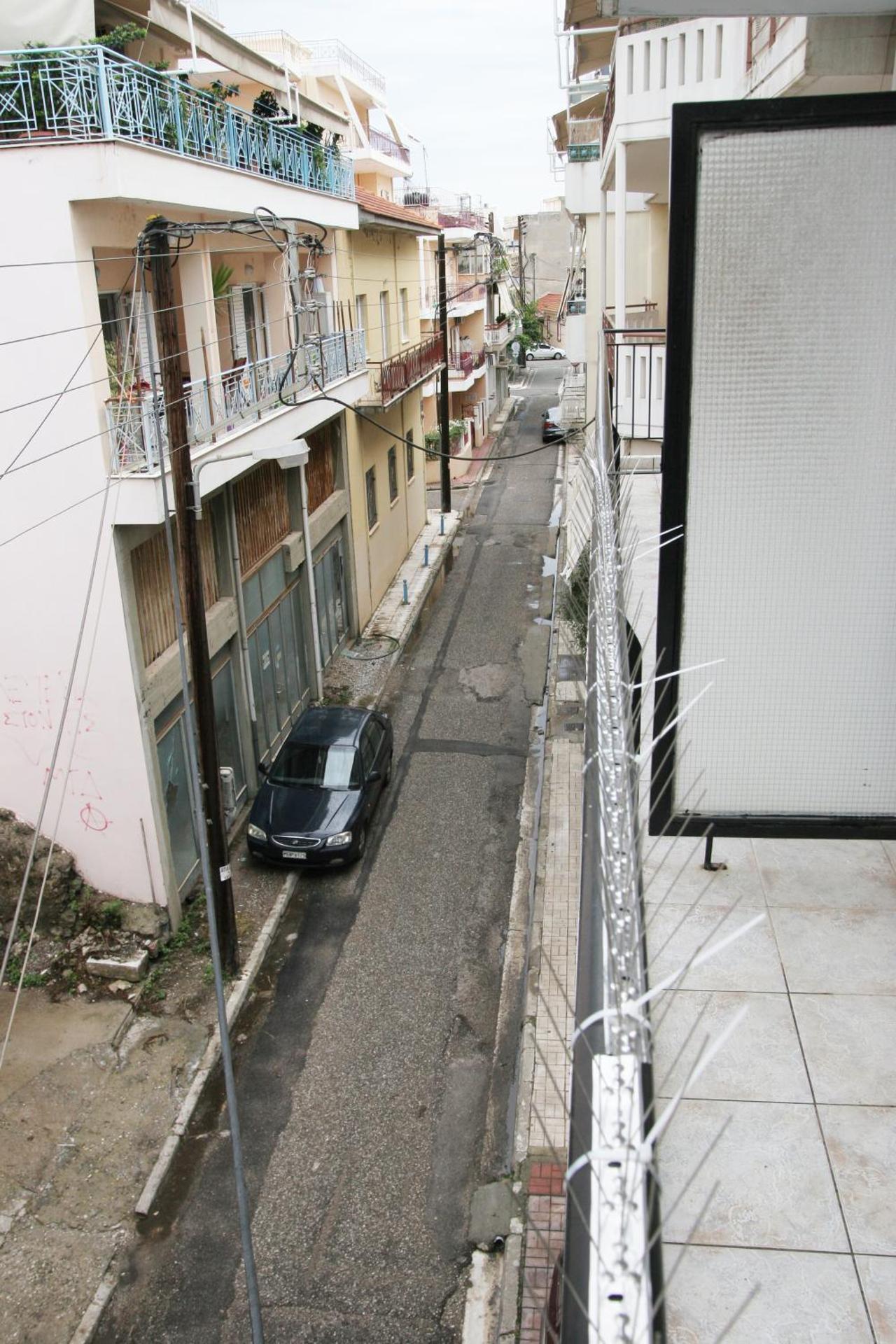 Ρήγας: Όμορφα στο Μεσολόγγι, Διαμέρισμα Β2