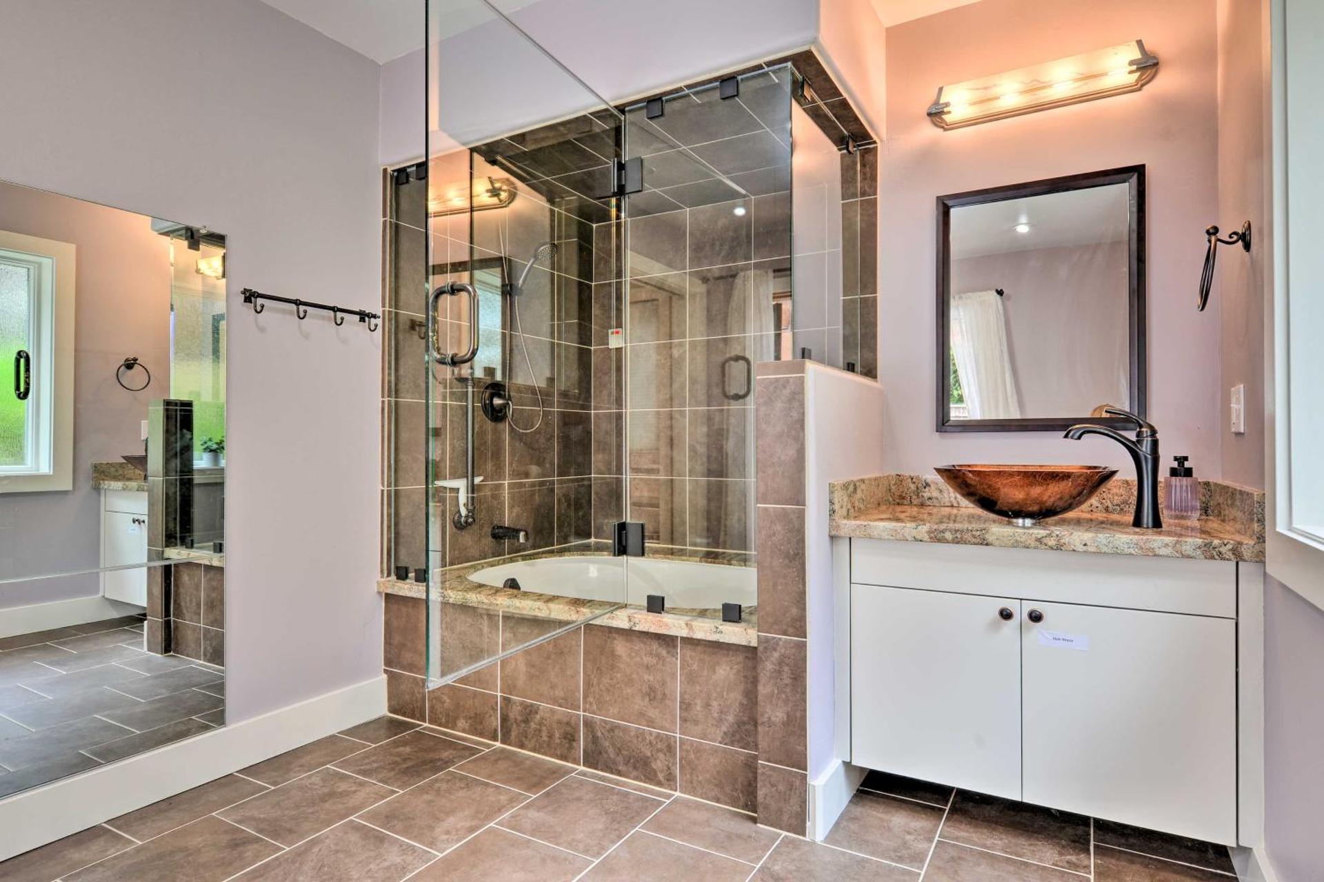 Quiet and Cozy Eureka Home Near Sequoia Park and Zoo!